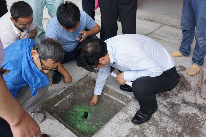 調研人員對項目的進行防水效果檢查